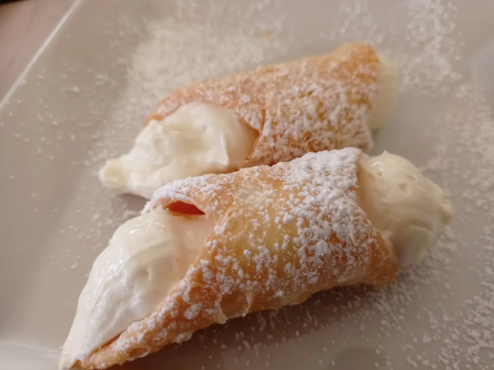 Cannoli fatti in casa con crema chantilly del Ristorante Heraion Cannoli fatti in casa con crema chantilly del Ristorante Heraion