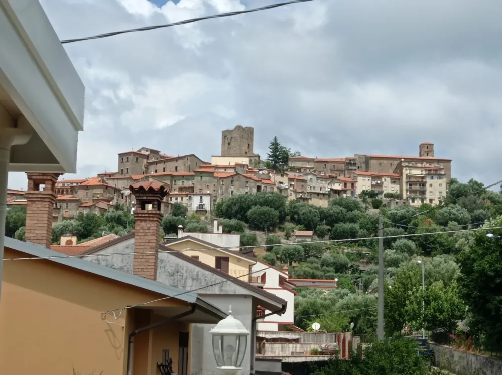 Vista di Novi Velia dal Ristorante Heraion nel Parco Nazionale del Cilento Vista di Novi Velia dal Ristorante Heraion nel Parco Nazionale del Cilento