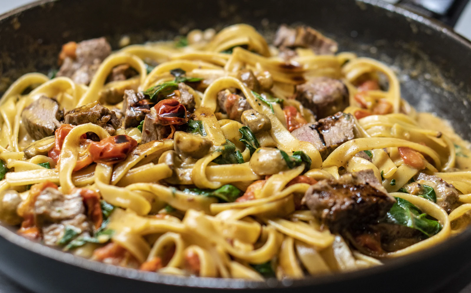 Piatti tipici cilentani: fusilli, mozzarella nella mortella e lagane e ceci su tavolo rustico
